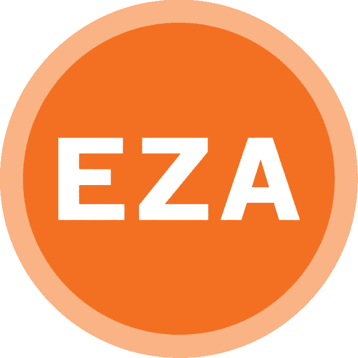 Sie sehen ein Bils von Andrea wie sie in Sri Lanka am Boden den frisch gepflückten Pfeffer begutachtet. Neben ihr kniet ein Bauer der Fairtrade Bio Gewürze Kooperative. Im Hintergrund ist der Wald zu sehen.