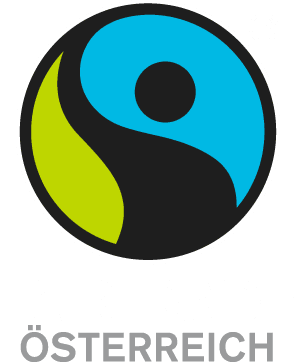 Sie sehen ein Bild von Gerhard dem Chef von Life Earth Reisen. Er hat Kaffeebohnen in seinen Händen und neben ihm steht eine Kaffeebäuerin aus Uganda von einer Bio Fairtrade Kaffee Farm.