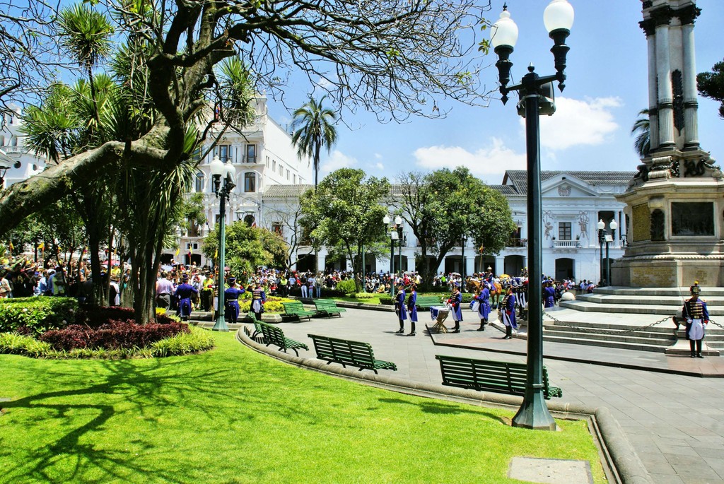 Das Foto zeigt einen schönen Platz in Quito, der Hauptstadt Ecuadors. Es ist beim Besuch der Bio Fairtrade Kakao und Bananen Bauern und der Betriebsbesichtigung der Bio Fairtrade Kakao und Bananen Kooperative in Ecuador entstanden. Dabei zeigen wir die Highlights von Ecuador und besichtigen auch Quito.