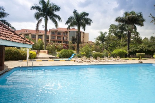 Sie sehen ein Foto des Pools der sehr schönen Resort Hotel in Kolumbien. Hier werden wir zwei Nächte verbringen. Im Hintergrund sehen Sie die Palmen und die schöne gepflegte Hotelanlage.